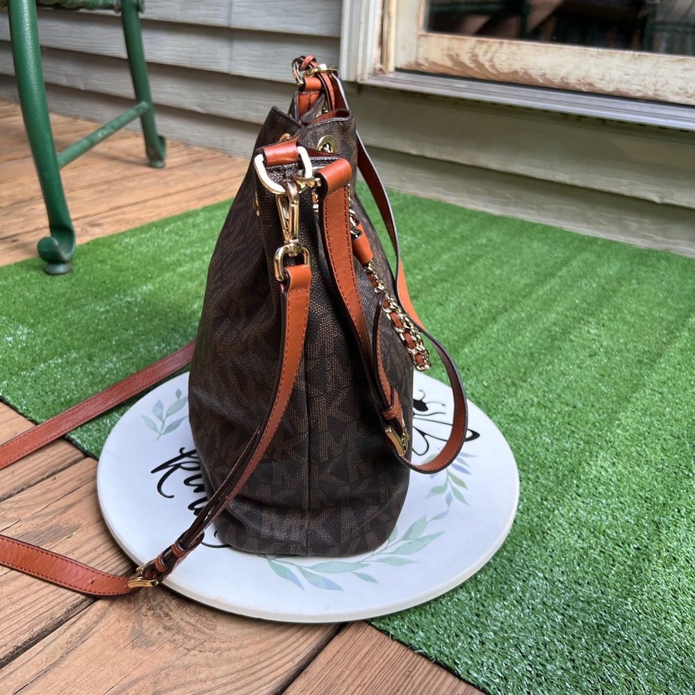 MICHAEL KORS Frankie Drawstring Cross-Body Bag Brown with Gold Hardware. - Picture 5 of 17